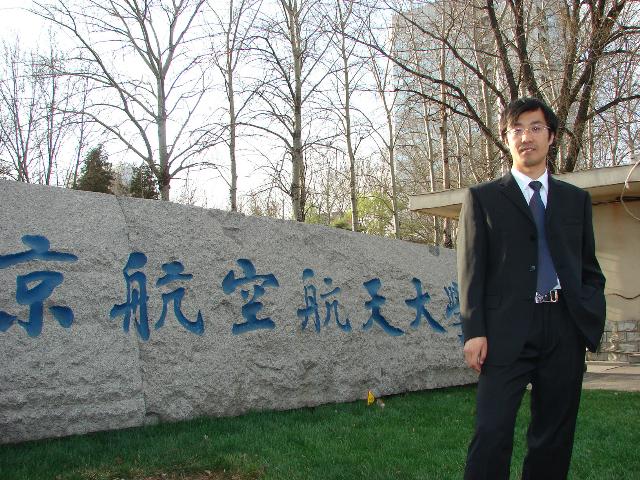 站在第一招牌旁