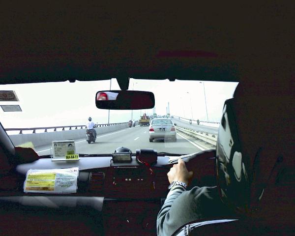 行駛在澳凼大橋的車內