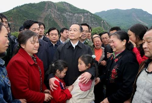 2008年5月14日,國務(wù)院總理溫家寶抵達(dá)地震重災(zāi)區(qū)四川北川縣災(zāi)民安置點(diǎn)看望災(zāi)民