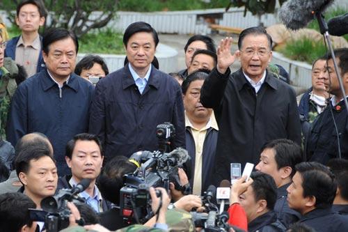 2008年5月13日,在北川中學(xué)地震救援現(xiàn)場，總理說：當(dāng)前最重要的任務(wù)就是盡力救援幸存者，哪怕只有1%的希望，也要盡100%的努力