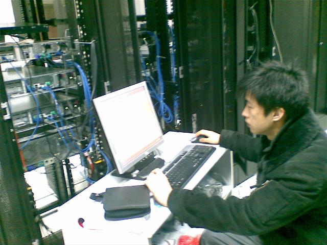 這是學校機房，我們的111、112、113都在這里，這是我在現場維護112:)