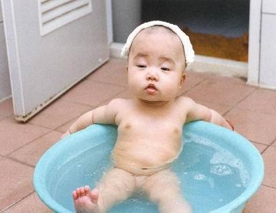 來，給爺倒水