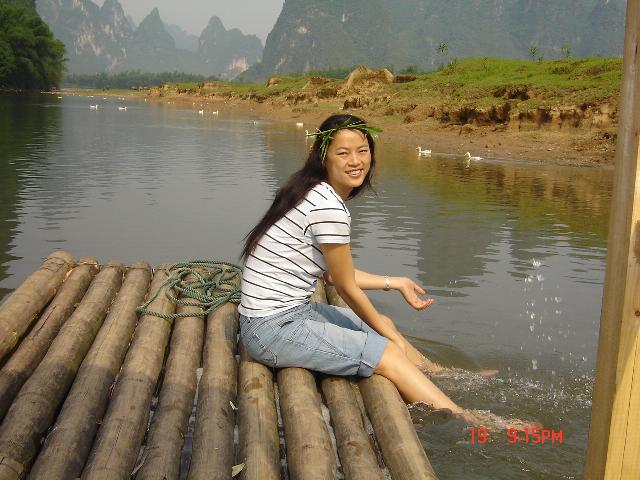 今年漓江的魚特鮮美，因為喝了美女的洗腳水