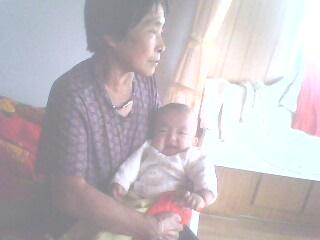 丈母娘抱著兒子